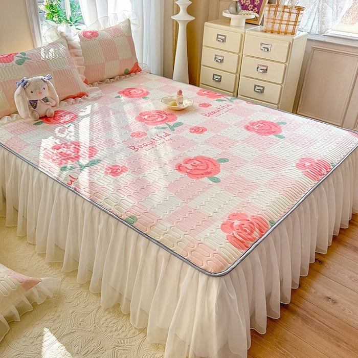 91家纺网 家纺一手货源 找家纺 悦织湾家纺 2025新款A类凉感丝床裙款乳胶凉席席子夏被夏凉被空调被四件套 红粉佳人