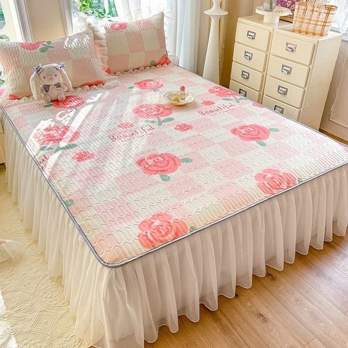 91家纺网 家纺一手货源 找家纺 悦织湾家纺 2025新款A类凉感丝床裙款乳胶凉席席子夏被夏凉被空调被四件套 红粉佳人