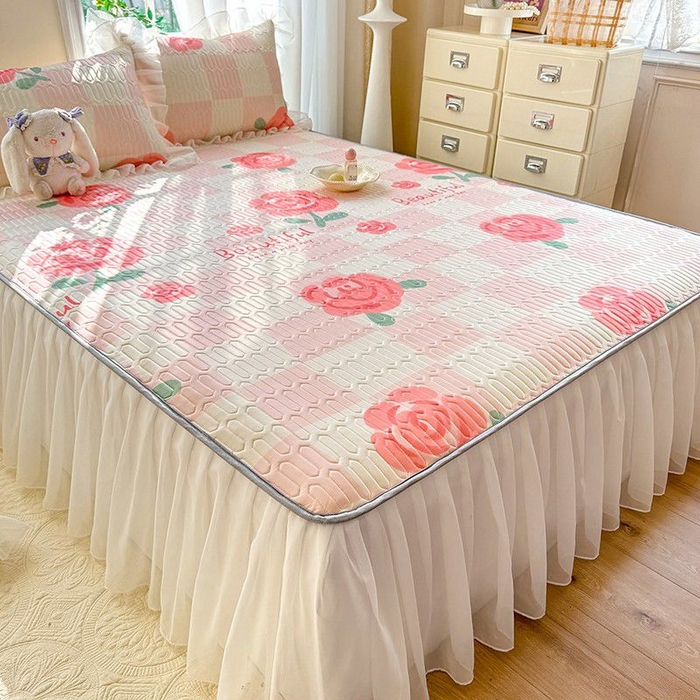 91家纺网 家纺一手货源 找家纺 悦织湾家纺 2025新款A类凉感丝床裙款乳胶凉席席子夏被夏凉被空调被四件套 红粉佳人