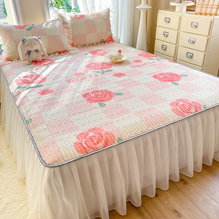 91家纺网 家纺一手货源 找家纺 悦织湾家纺 2025新款A类凉感丝床裙款乳胶凉席席子夏被夏凉被空调被四件套 红粉佳人