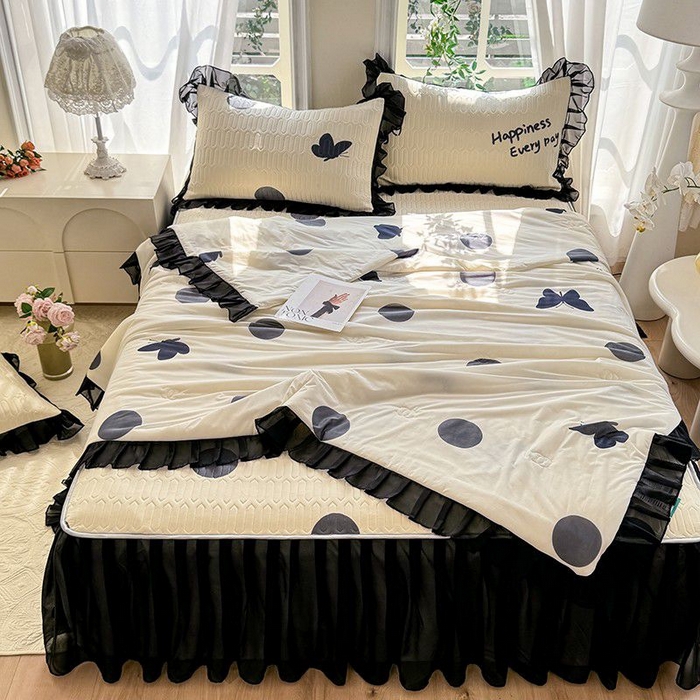 91家纺网 家纺一手货源 找家纺 悦织湾家纺 2025新款A类凉感丝床裙款乳胶凉席席子夏被夏凉被空调被四件套 蝴蝶波点