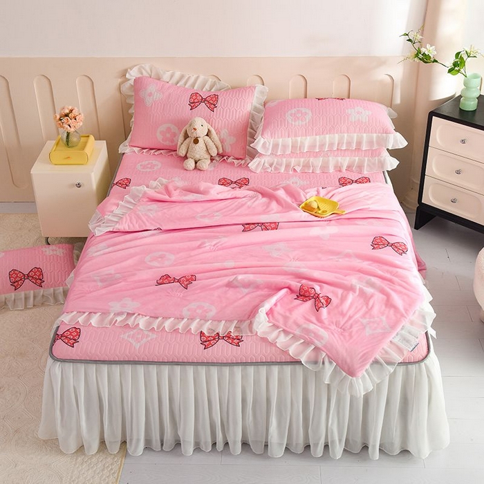 91家纺网 家纺一手货源 找家纺 悦织湾家纺 2025新款A类凉感丝床裙款乳胶凉席席子夏被夏凉被空调被四件套 礼物-粉