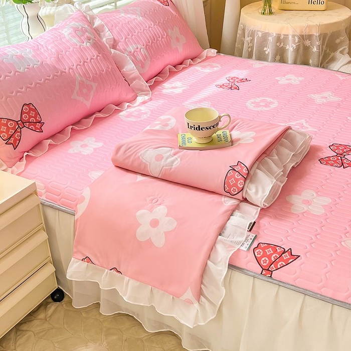 91家纺网 家纺一手货源 找家纺 悦织湾家纺 2025新款A类凉感丝床裙款乳胶凉席席子夏被夏凉被空调被四件套 礼物-粉