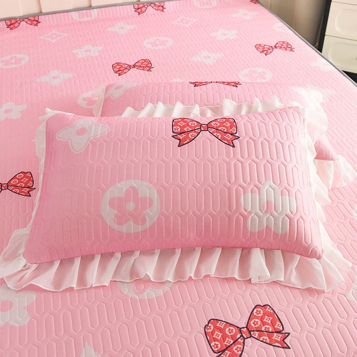 91家纺网 家纺一手货源 找家纺 悦织湾家纺 2025新款A类凉感丝床裙款乳胶凉席席子夏被夏凉被空调被四件套 礼物-粉