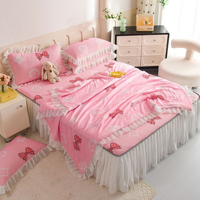 91家纺网 家纺一手货源 找家纺 悦织湾家纺 2025新款A类凉感丝床裙款乳胶凉席席子夏被夏凉被空调被四件套 礼物-粉