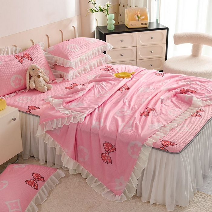 91家纺网 家纺一手货源 找家纺 悦织湾家纺 2025新款A类凉感丝床裙款乳胶凉席席子夏被夏凉被空调被四件套 礼物-粉