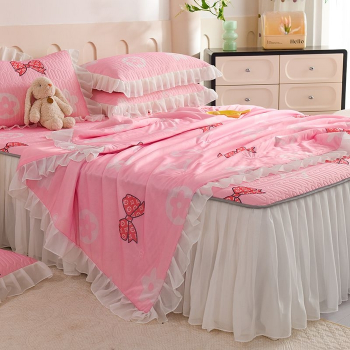 91家纺网 家纺一手货源 找家纺 悦织湾家纺 2025新款A类凉感丝床裙款乳胶凉席席子夏被夏凉被空调被四件套 礼物-粉