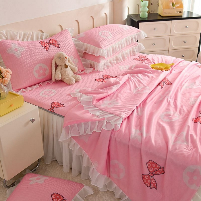 91家纺网 家纺一手货源 找家纺 悦织湾家纺 2025新款A类凉感丝床裙款乳胶凉席席子夏被夏凉被空调被四件套 礼物-粉