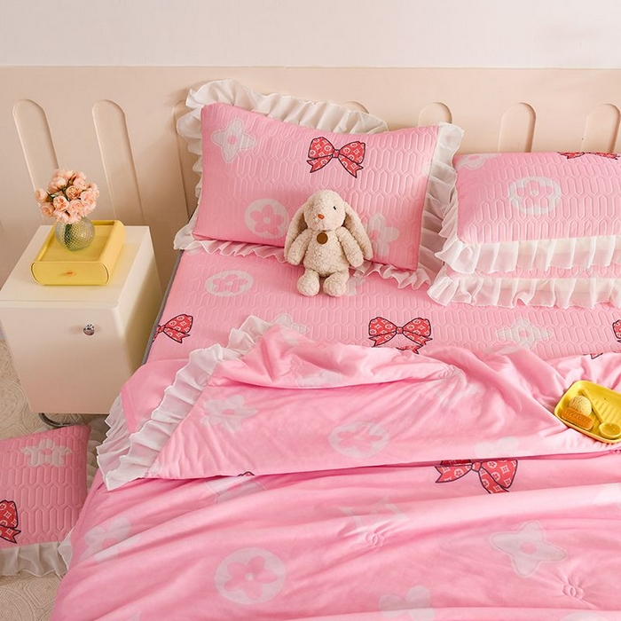 91家纺网 家纺一手货源 找家纺 悦织湾家纺 2025新款A类凉感丝床裙款乳胶凉席席子夏被夏凉被空调被四件套 礼物-粉