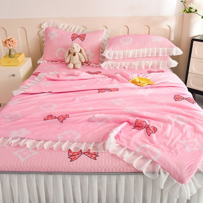 91家纺网 家纺一手货源 找家纺 悦织湾家纺 2025新款A类凉感丝床裙款乳胶凉席席子夏被夏凉被空调被四件套 礼物-粉