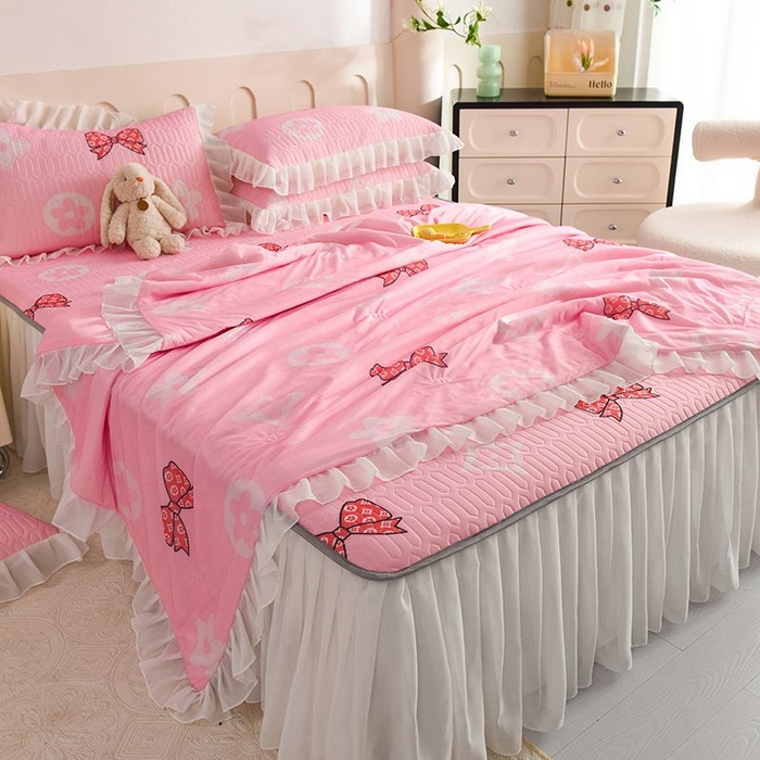 91家纺网 家纺一手货源 找家纺 悦织湾家纺 2025新款A类凉感丝床裙款乳胶凉席席子夏被夏凉被空调被四件套 礼物-粉