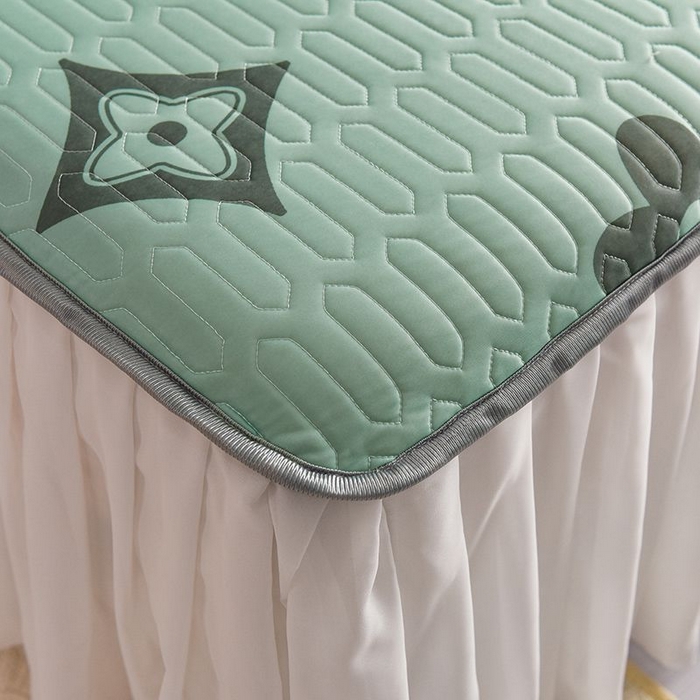 91家纺网 家纺一手货源 找家纺 悦织湾家纺 2025新款A类凉感丝床裙款乳胶凉席席子夏被夏凉被空调被四件套 礼物-绿