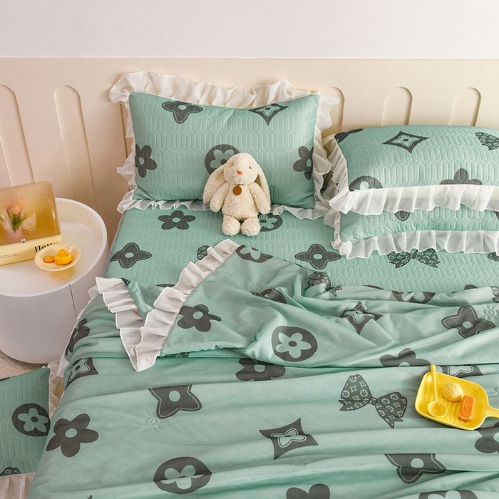 91家纺网 家纺一手货源 找家纺 悦织湾家纺 2025新款A类凉感丝床裙款乳胶凉席席子夏被夏凉被空调被四件套 礼物-绿