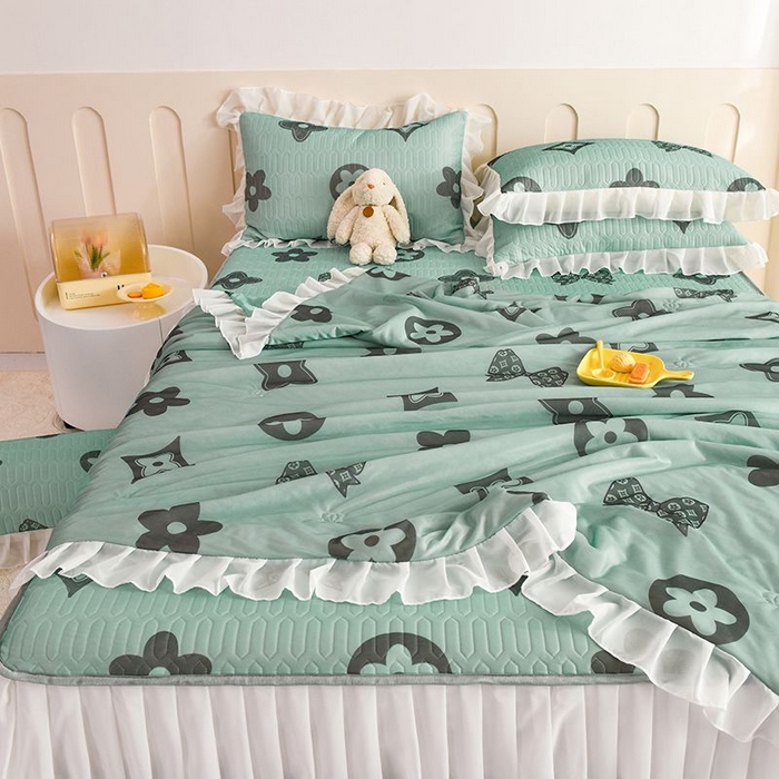 91家纺网 家纺一手货源 找家纺 悦织湾家纺 2025新款A类凉感丝床裙款乳胶凉席席子夏被夏凉被空调被四件套 礼物-绿