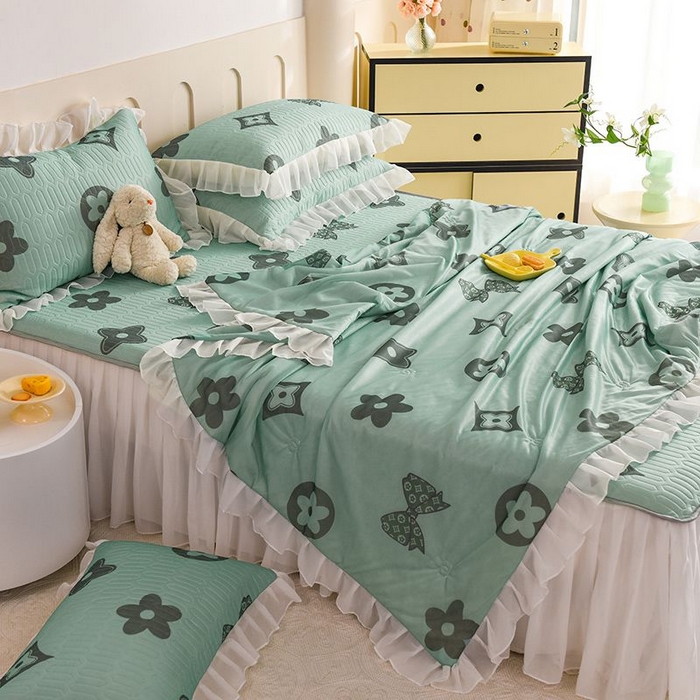 91家纺网 家纺一手货源 找家纺 悦织湾家纺 2025新款A类凉感丝床裙款乳胶凉席席子夏被夏凉被空调被四件套 礼物-绿