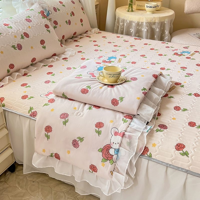 91家纺网 家纺一手货源 找家纺 悦织湾家纺 2025新款A类凉感丝床裙款乳胶凉席席子夏被夏凉被空调被四件套 玫瑰花语