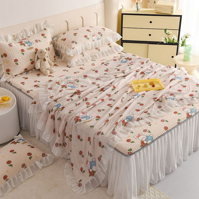 91家纺网 家纺一手货源 找家纺 悦织湾家纺 2025新款A类凉感丝床裙款乳胶凉席席子夏被夏凉被空调被四件套 玫瑰花语