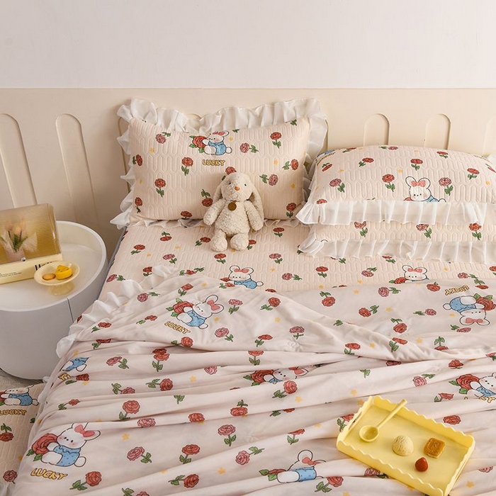 91家纺网 家纺一手货源 找家纺 悦织湾家纺 2025新款A类凉感丝床裙款乳胶凉席席子夏被夏凉被空调被四件套 玫瑰花语