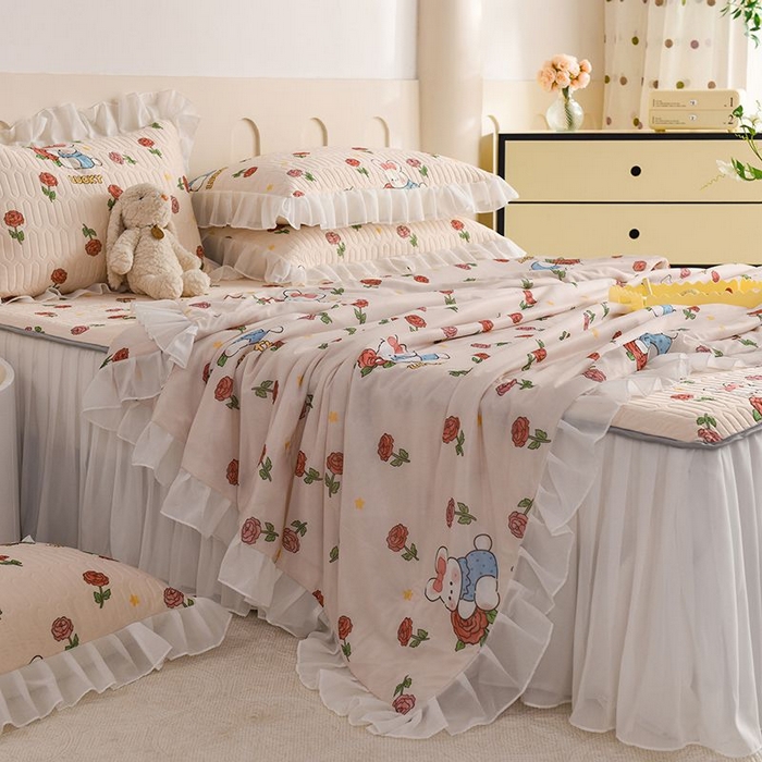 91家纺网 家纺一手货源 找家纺 悦织湾家纺 2025新款A类凉感丝床裙款乳胶凉席席子夏被夏凉被空调被四件套 玫瑰花语