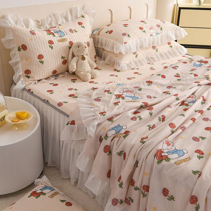 91家纺网 家纺一手货源 找家纺 悦织湾家纺 2025新款A类凉感丝床裙款乳胶凉席席子夏被夏凉被空调被四件套 玫瑰花语