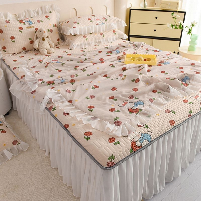 91家纺网 家纺一手货源 找家纺 悦织湾家纺 2025新款A类凉感丝床裙款乳胶凉席席子夏被夏凉被空调被四件套 玫瑰花语