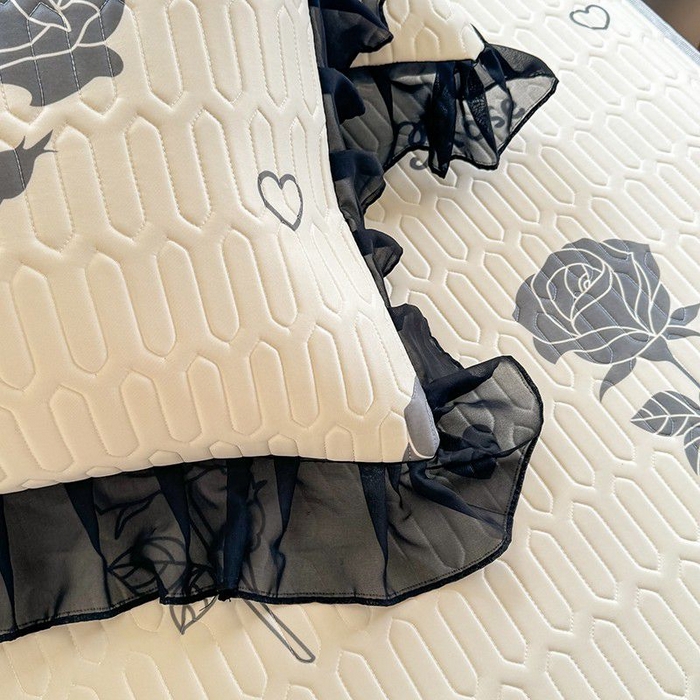 91家纺网 家纺一手货源 找家纺 悦织湾家纺 2025新款A类凉感丝床裙款乳胶凉席席子夏被夏凉被空调被四件套 玫瑰情缘