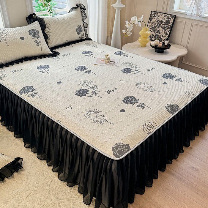 91家纺网 家纺一手货源 找家纺 悦织湾家纺 2025新款A类凉感丝床裙款乳胶凉席席子夏被夏凉被空调被四件套 玫瑰情缘