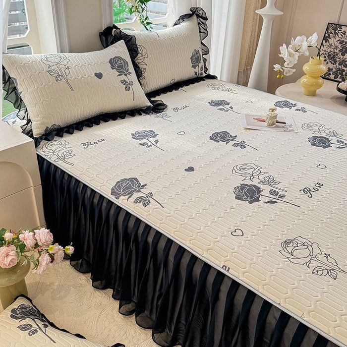 91家纺网 家纺一手货源 找家纺 悦织湾家纺 2025新款A类凉感丝床裙款乳胶凉席席子夏被夏凉被空调被四件套 玫瑰情缘