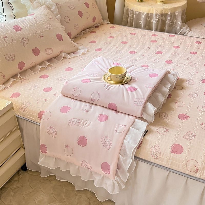 91家纺网 家纺一手货源 找家纺 悦织湾家纺 2025新款A类凉感丝床裙款乳胶凉席席子夏被夏凉被空调被四件套 蜜桃