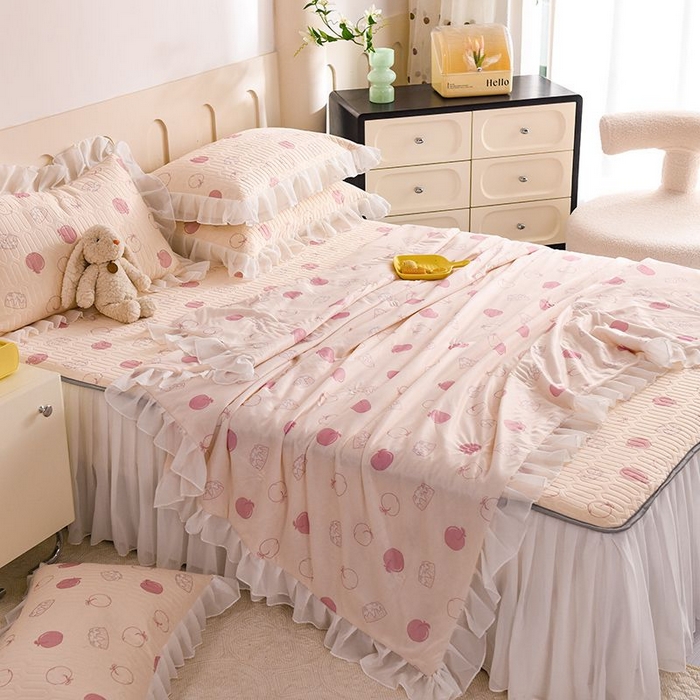 91家纺网 家纺一手货源 找家纺 悦织湾家纺 2025新款A类凉感丝床裙款乳胶凉席席子夏被夏凉被空调被四件套 蜜桃