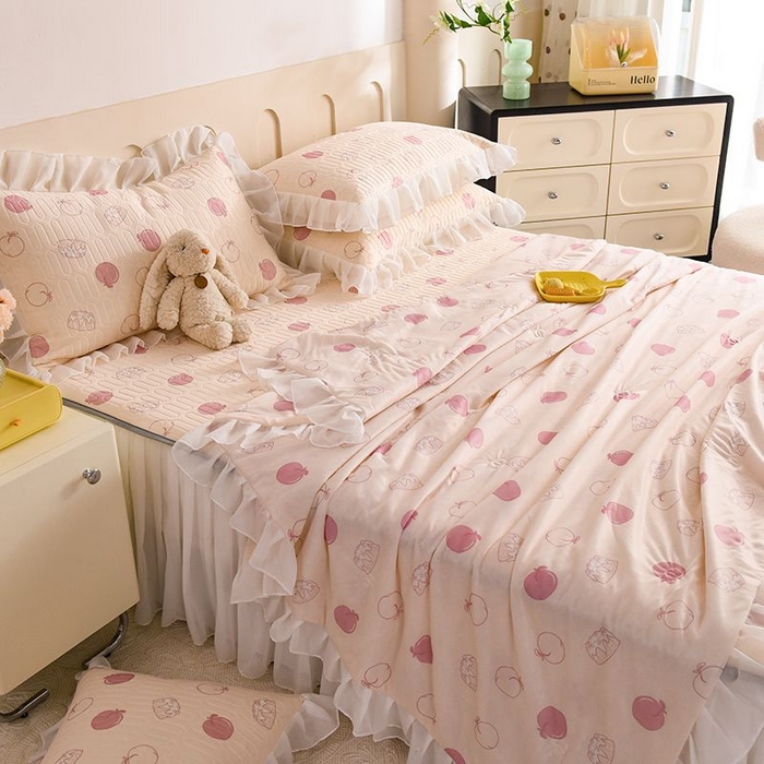 91家纺网 家纺一手货源 找家纺 悦织湾家纺 2025新款A类凉感丝床裙款乳胶凉席席子夏被夏凉被空调被四件套 蜜桃