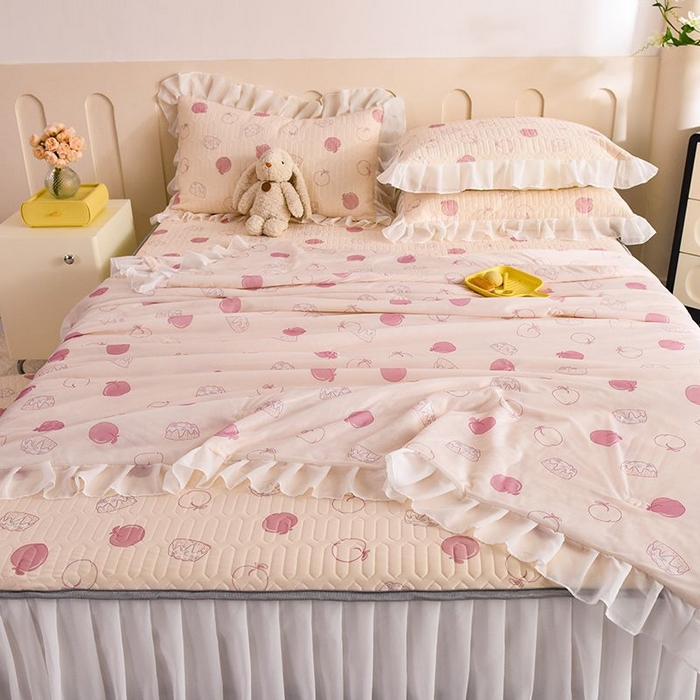 91家纺网 家纺一手货源 找家纺 悦织湾家纺 2025新款A类凉感丝床裙款乳胶凉席席子夏被夏凉被空调被四件套 蜜桃