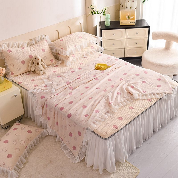 91家纺网 家纺一手货源 找家纺 悦织湾家纺 2025新款A类凉感丝床裙款乳胶凉席席子夏被夏凉被空调被四件套 蜜桃