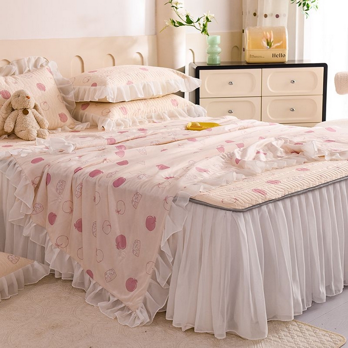 91家纺网 家纺一手货源 找家纺 悦织湾家纺 2025新款A类凉感丝床裙款乳胶凉席席子夏被夏凉被空调被四件套 蜜桃