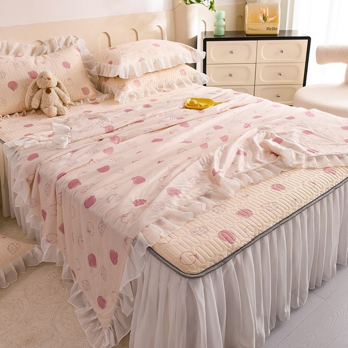 91家纺网 家纺一手货源 找家纺 悦织湾家纺 2025新款A类凉感丝床裙款乳胶凉席席子夏被夏凉被空调被四件套 蜜桃