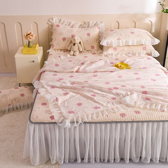 91家纺网 家纺一手货源 找家纺 悦织湾家纺 2025新款A类凉感丝床裙款乳胶凉席席子夏被夏凉被空调被四件套 蜜桃