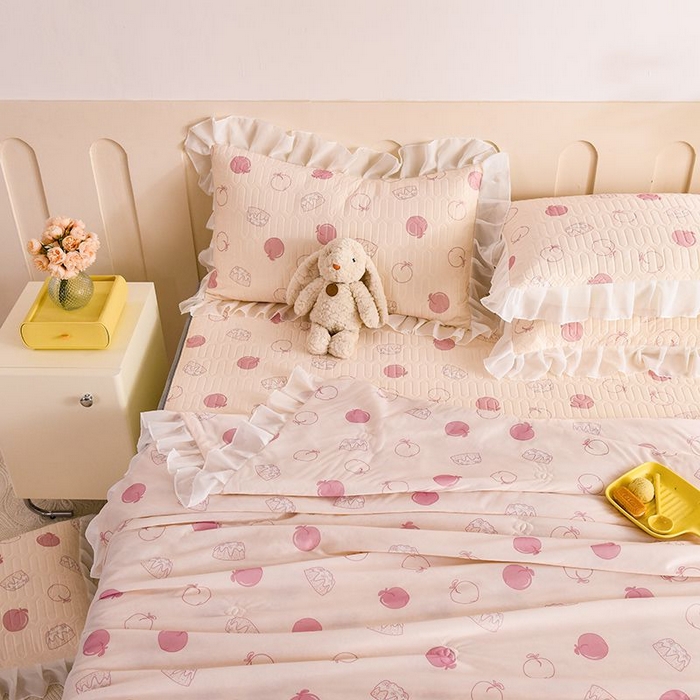 91家纺网 家纺一手货源 找家纺 悦织湾家纺 2025新款A类凉感丝床裙款乳胶凉席席子夏被夏凉被空调被四件套 蜜桃