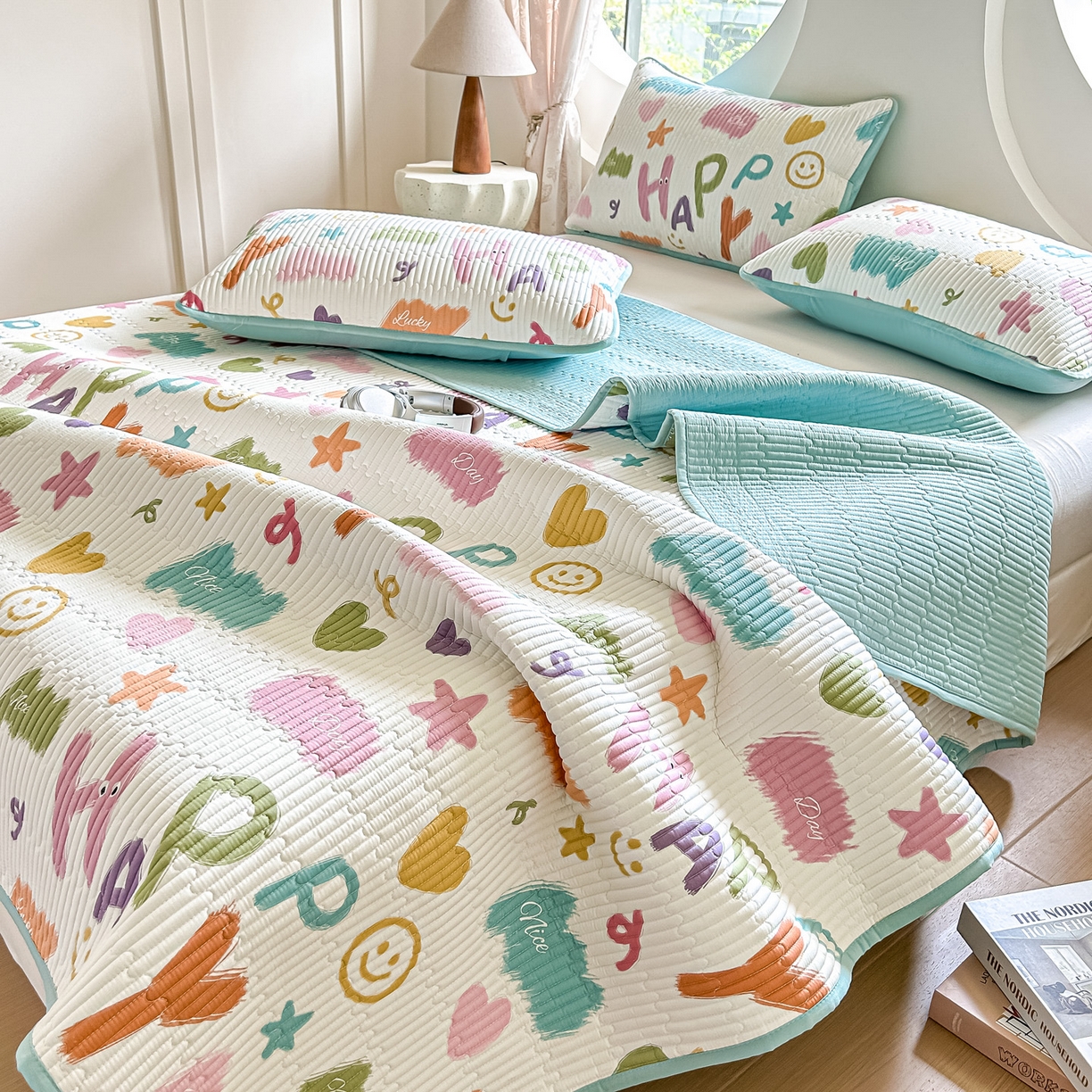 91家纺网 家纺一手货源 找家纺 橘夏家纺 2025新款多功能全棉双面床盖三件套纯棉夹棉加厚床单床垫盖毯 多巴胺字母