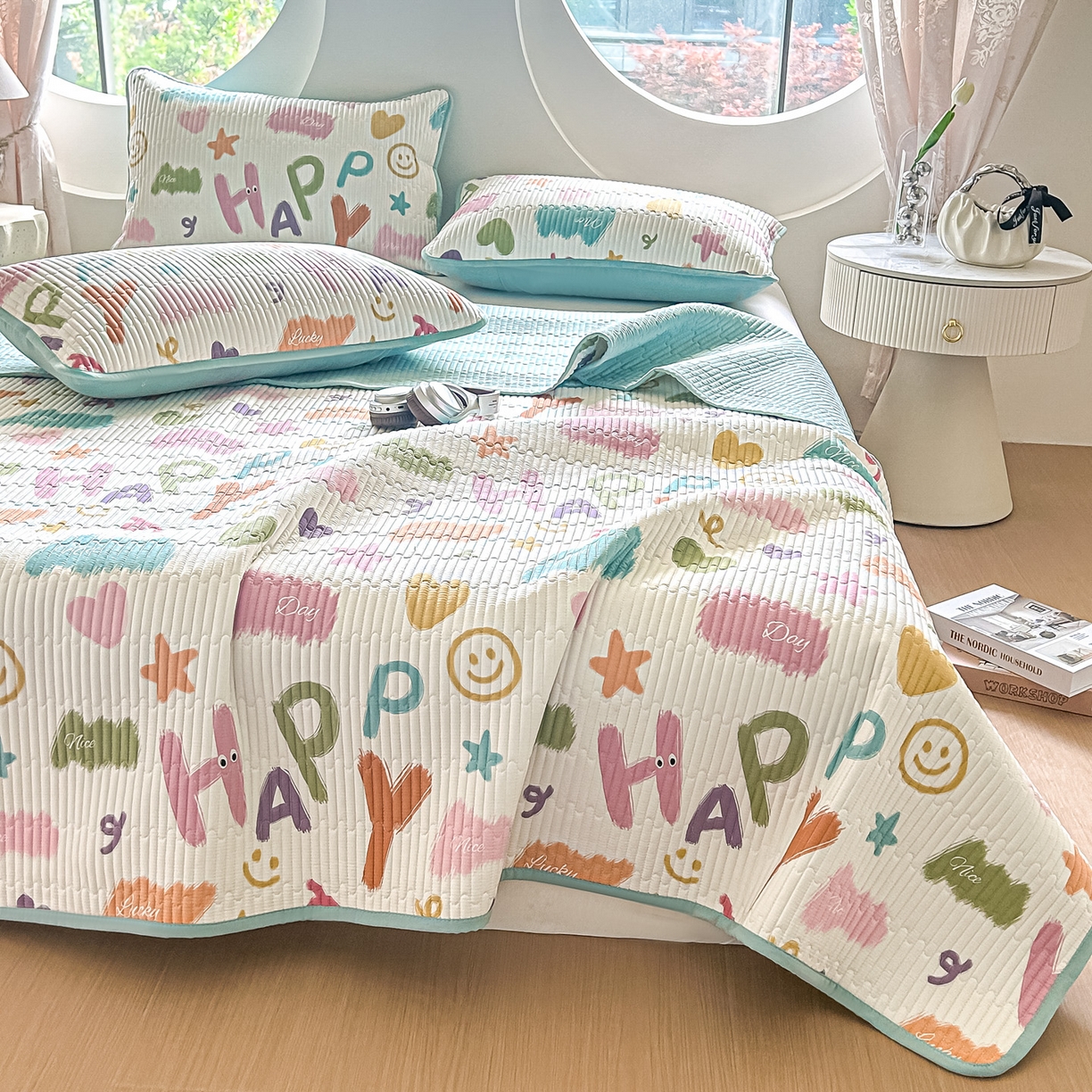 91家纺网 家纺一手货源 找家纺 橘夏家纺 2025新款多功能全棉双面床盖三件套纯棉夹棉加厚床单床垫盖毯 多巴胺字母