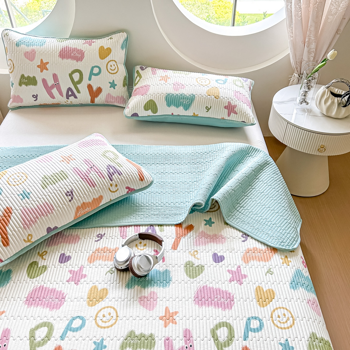 91家纺网 家纺一手货源 找家纺 橘夏家纺 2025新款多功能全棉双面床盖三件套纯棉夹棉加厚床单床垫盖毯 多巴胺字母