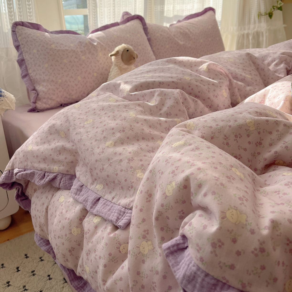 91家纺网 家纺一手货源 找家纺 盼季家纺 2025新款亲肤棉皱皱纱花边四件套 皱皱纱花边-花丛小兔-紫