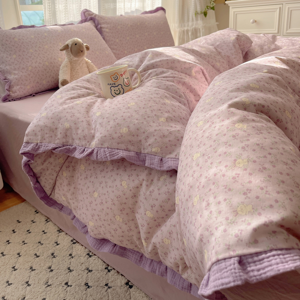 91家纺网 家纺一手货源 找家纺 盼季家纺 2025新款亲肤棉皱皱纱花边四件套 皱皱纱花边-花丛小兔-紫