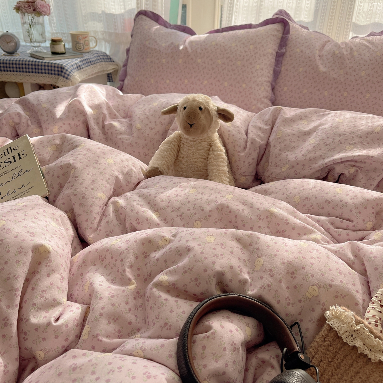 91家纺网 家纺一手货源 找家纺 盼季家纺 2025新款亲肤棉皱皱纱花边四件套 皱皱纱花边-花丛小兔-紫