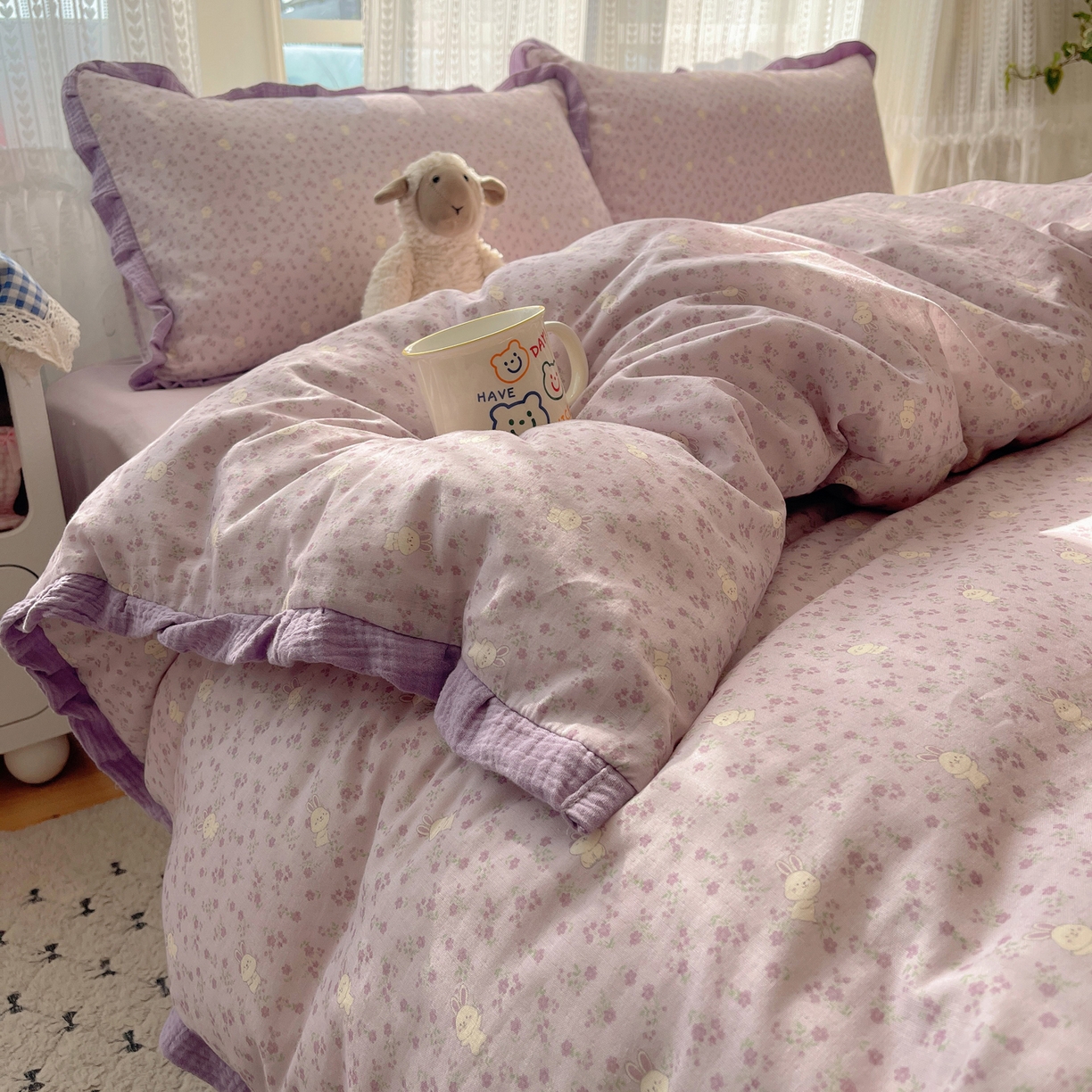 91家纺网 家纺一手货源 找家纺 盼季家纺 2025新款亲肤棉皱皱纱花边四件套 皱皱纱花边-花丛小兔-紫
