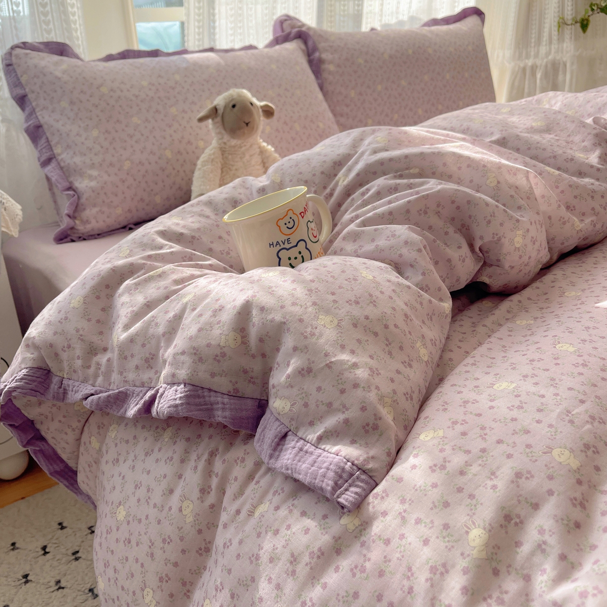 91家纺网 家纺一手货源 找家纺 盼季家纺 2025新款亲肤棉皱皱纱花边四件套 皱皱纱花边-花丛小兔-紫