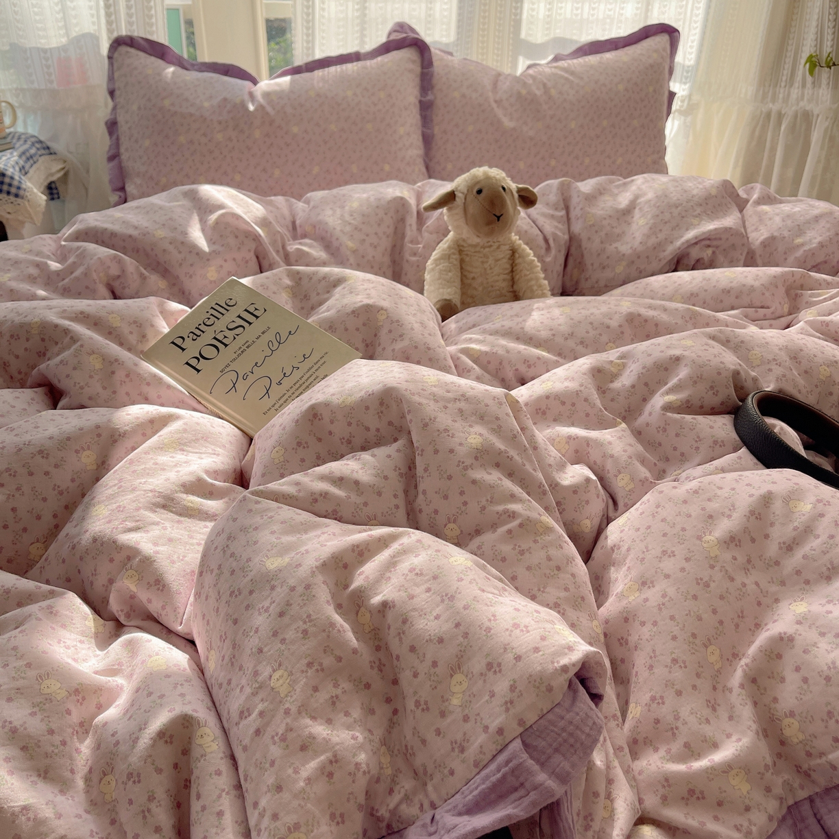 91家纺网 家纺一手货源 找家纺 盼季家纺 2025新款亲肤棉皱皱纱花边四件套 皱皱纱花边-花丛小兔-紫