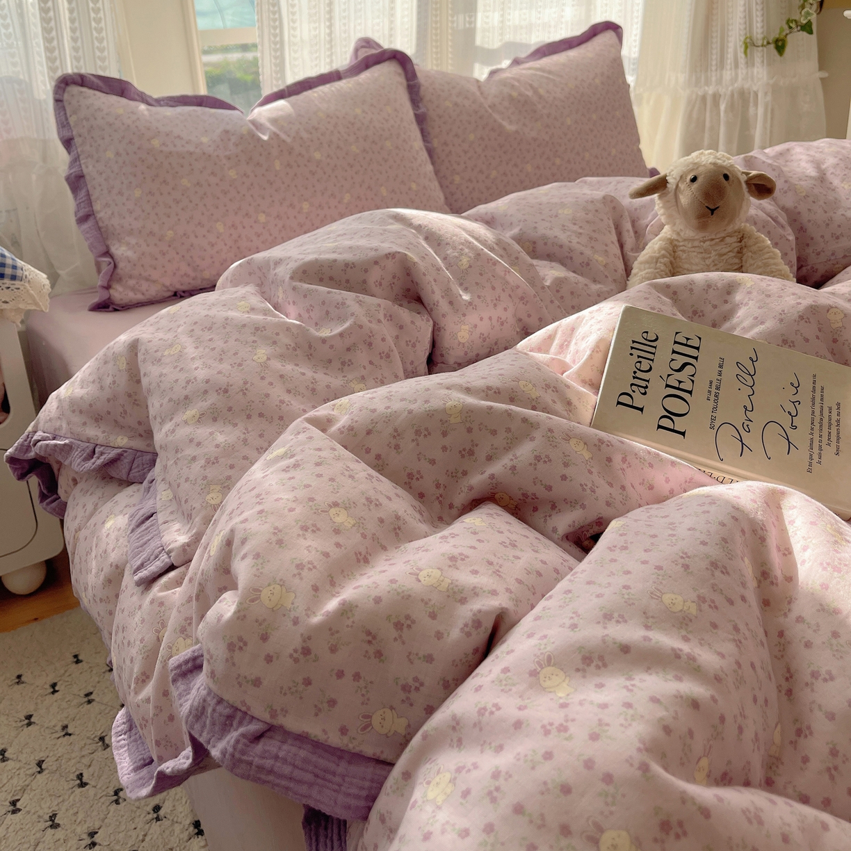 91家纺网 家纺一手货源 找家纺 盼季家纺 2025新款亲肤棉皱皱纱花边四件套 皱皱纱花边-花丛小兔-紫