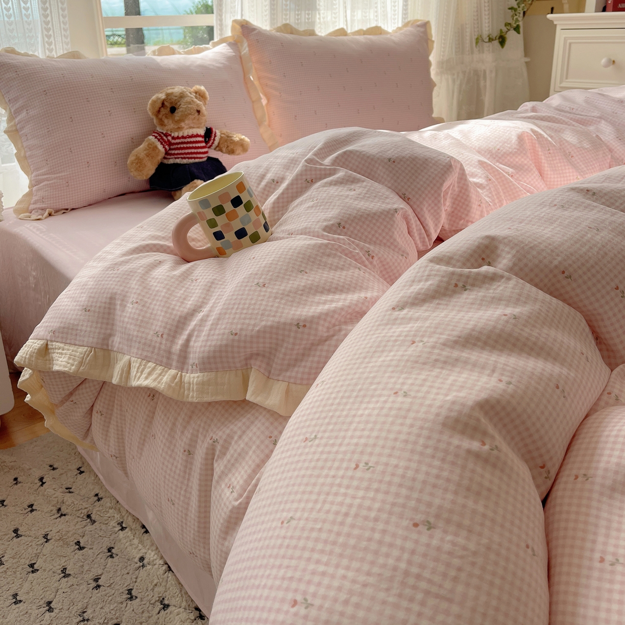 91家纺网 家纺一手货源 找家纺 盼季家纺 2025新款亲肤棉皱皱纱花边四件套 皱皱纱花边-粉格小花