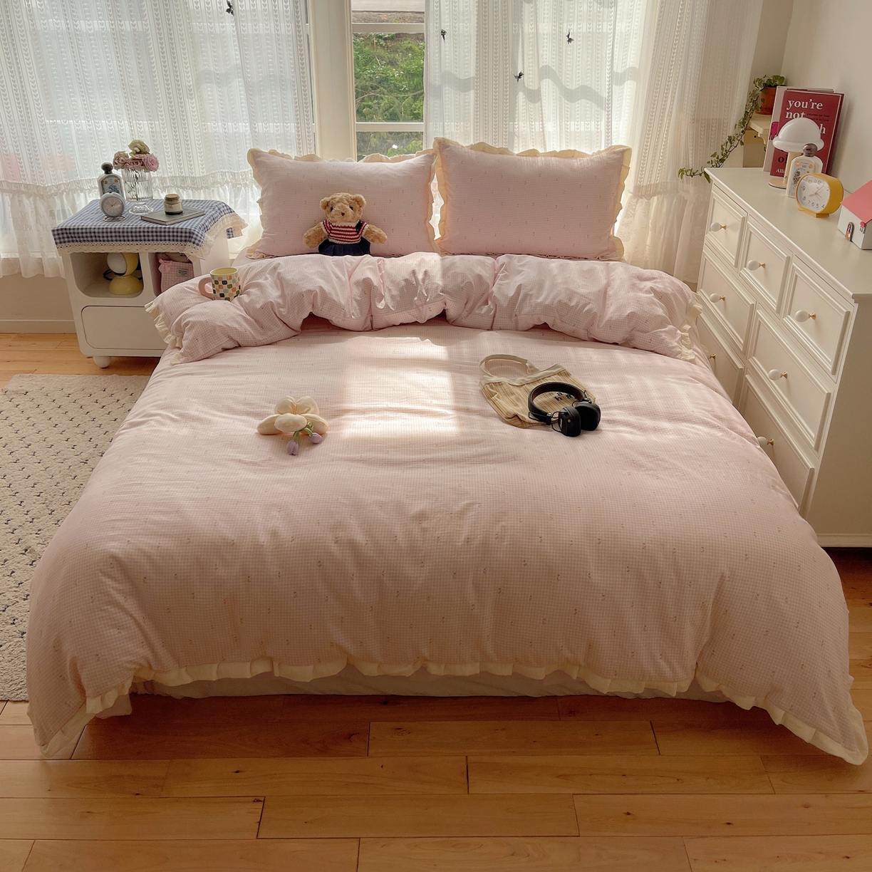 91家纺网 家纺一手货源 找家纺 盼季家纺 2025新款亲肤棉皱皱纱花边四件套 皱皱纱花边-粉格小花