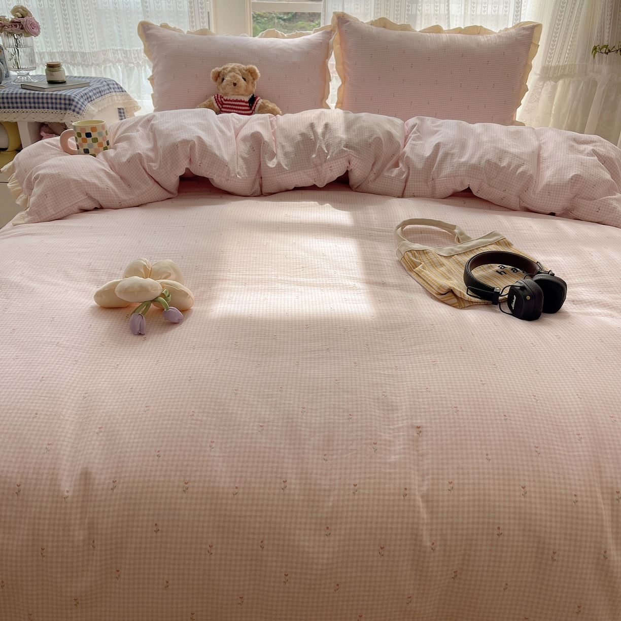 91家纺网 家纺一手货源 找家纺 盼季家纺 2025新款亲肤棉皱皱纱花边四件套 皱皱纱花边-粉格小花